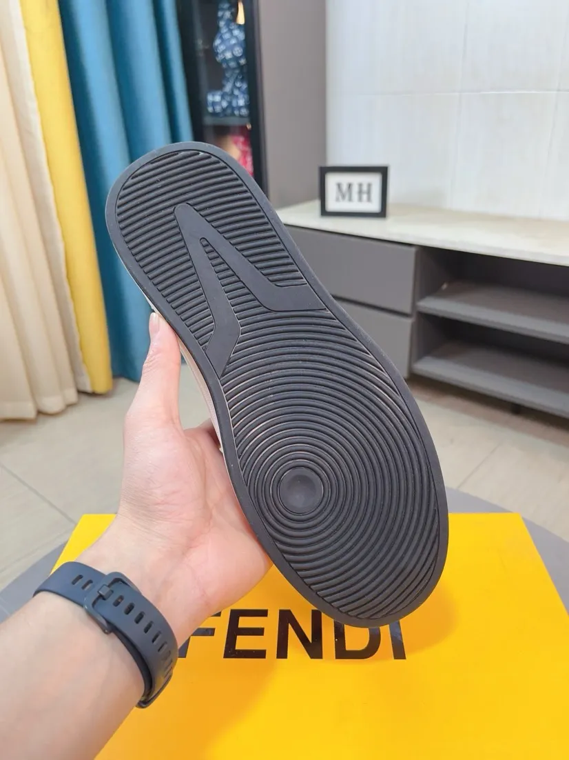 Men's shoes 💰400🌹🌹[FENDI] Fendi's classic and comfortable men's shoes, this complex sneaker is made of soft calfskin➕genuine leather lining➕original ultra-light rubber material with rough outsole. This unique light style is suitable for the casual and refined sensibility of this season. It is comfortable and natural on the feet. It is an everyday style for casual travel in autumn and winter! 38/44